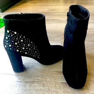 Black 3.5 in heel ankle bootie sz 6